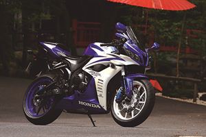 藍白交錯的賽道先鋒　HONDA CBR600RR