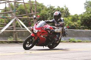 HONDA CBR150R   小刀也能砍大樹