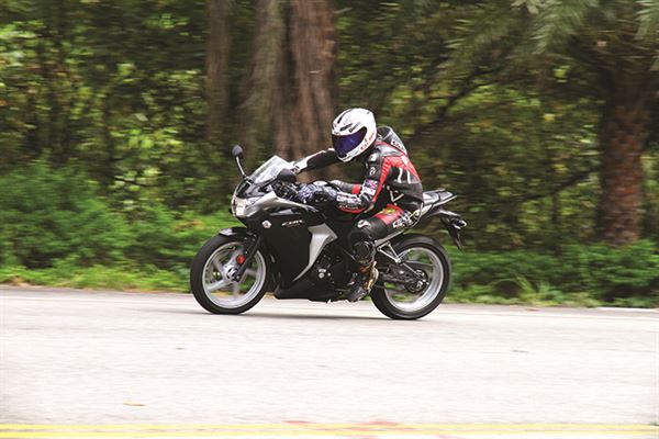 摩托車雜誌 資訊網 Honda Cbr250r 征服台灣山路的殺彎利器