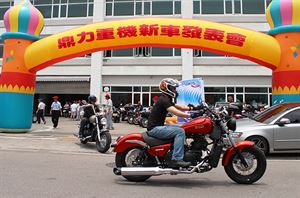 ＤＩＮＬＩ鼎力重機新車發表會暨試乘活動   國產８００㏄重機 即將上路