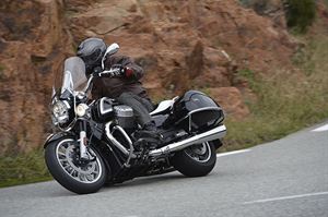 Moto Guzzi 2013 California 1400 Touring   兼具過彎性能及帥氣動作的巡航車
