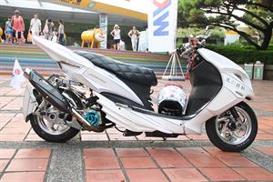 SYM Fighter 150　閃亮耀眼白極光