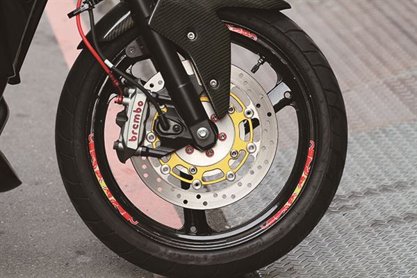 brembo的辐射对四卡钳稳定了煞车性能,整体刚性也提升不少.