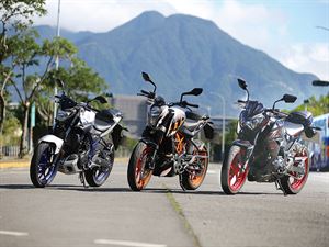 YAMAHA MT-03 vs KAWASAKI Z300 vs KTM 390 DUKE