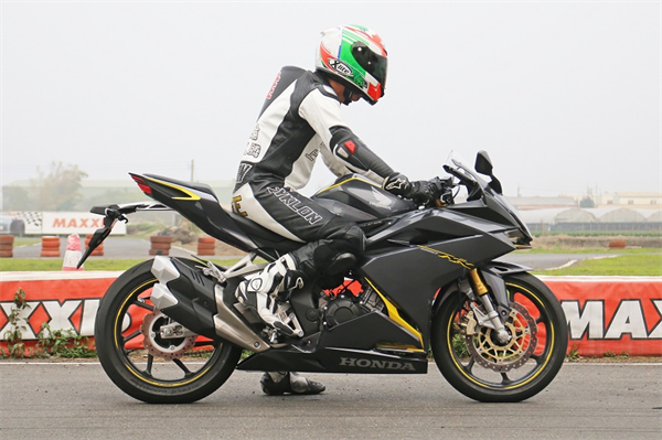 摩托車雜誌 資訊網 Cbr250rr 更 純粹 的honda 250仿賽跑車