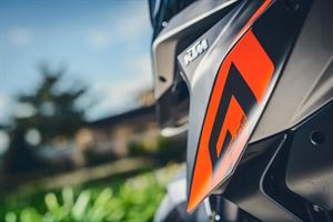 KTM釋出新Super Duke GT 和Super Adventure宣傳照