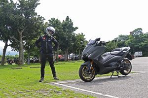 TMAX 560日常大挑戰